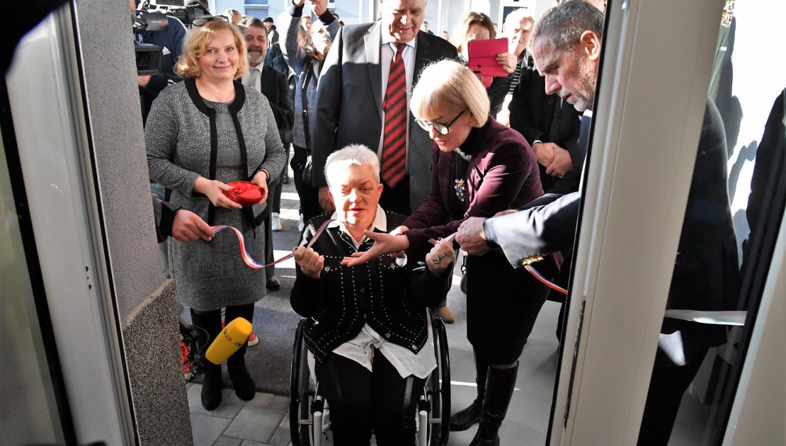 Žena ulazi u zgradu